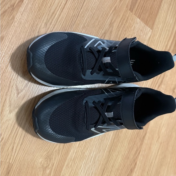 SOLD SOLD SOLD Kids New Balance Black and White Athletic Shoes size 5XW - Picture 7 of 8